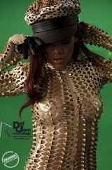 高清组图：蕾哈娜最新MV写真曝光 变疯狂摇滚女郎