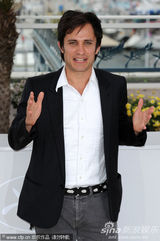 金摄影机奖评审团记者会 主席盖尔-加西亚帅气亮相