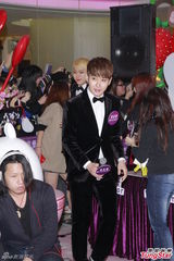 组图：韩团Block B亲民袭港 成员朴经疯狂送抱