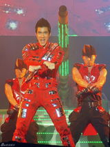 组图：王力宏上海个唱落幕 为雅安祈福捐款百万