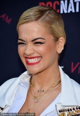 组图：瑞塔-欧拉深V难见胸 水钻棒球服抢眼