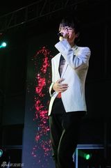 组图：许嵩携新书《海上灵光》安徽办歌会