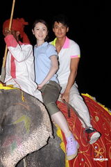 幻灯图：准港姐印度外景拍摄 骑大象过足瘾