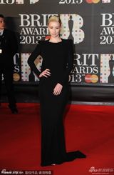 组图：嘻哈说唱歌手Iggy Azalea裸背性感