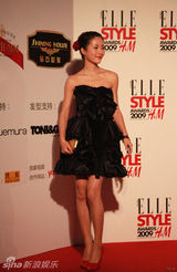 幻灯组图：江一燕派对连轴转 扮完“卡门”变女神