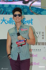 组图：吴建豪常被诬摆臭脸 力挺言承旭无狂躁症