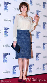 组图：尹恩惠BoA等出席活动火辣身材大比拼