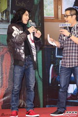 组图：萧敬腾亮相签书会长发飘飘 粉丝挤爆现场