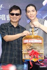 幻灯图：萧敬腾帅气现身 庆祝演唱会高销售成绩