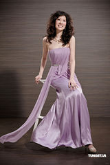 幻灯图：甄子丹夫妇登杂志封面 演绎爱情守护者