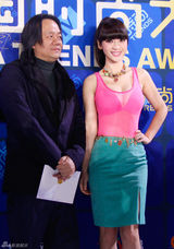 高清：柳岩红绿撞色透视秀性感 笑言时间妥协了我