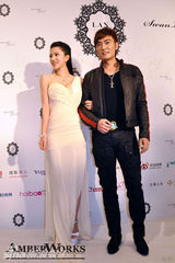 组图：潘霜霜酥胸半露秀性感 纯净之心期待美好爱情