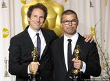 高清组图：奥斯卡后台获奖众星举金人光彩照人