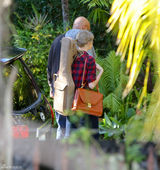 组图：泰勒休闲装重返录音室 告别情伤笑容甜美