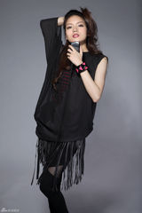 组图：叶熙祺黑色摇滚风写真 蓬松卷发配性感红唇