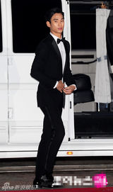 组图：韩星金秀贤亮相大钟红毯 获封雕刻美男