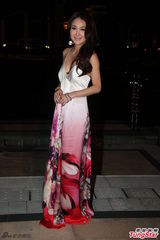 组图：温碧霞吊带裙亮相生日趴 与老公亲密接吻