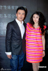 幻灯图：范冰冰垫肩装夸张抢镜 与刘璇同场争艳