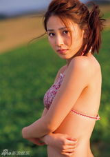 组图：日女歌手因酷似新垣结衣走红 推性感写真