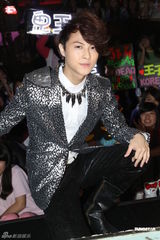 组图：JPM王子与歌迷庆生 许愿存五千万买房