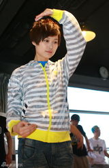 组图：李宇春武汉个唱彩排 与男舞伴牵手搂腰转圈