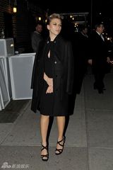 组图：斯嘉丽穿黑色及膝裙裹大衣美丽冻人