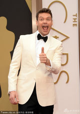 组图：第86届奥斯卡红毯 主持人瑞安竖大拇指