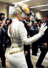 组图：LADY GAGA抵达韩国金浦机场 性感白裙优雅