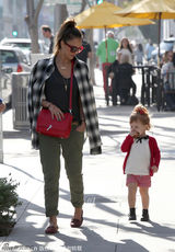 组图：阿尔芭一家甜蜜出游 与丈夫拥抱秀恩爱