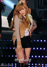 高清组图：少女时代金贤重助阵公益演唱会热歌辣舞