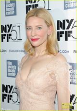 组图：布兰切特高贵蕾丝敞胸襟 女王风范十足