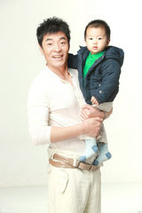 高清图：刘威携贤妻爱子登封面 全家福首度曝光