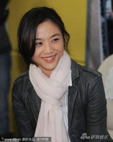 幻灯图集：汤唯纯情掩耳娇笑 灰色外套配白围巾