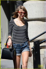 组图：斯威夫特穿大领衣上街 短裤秀大长腿