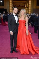 组图：安妮斯顿红裙大气 和男友贾斯汀秀恩爱