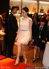 组图：倪妮白裙代言气质优雅宛若女神