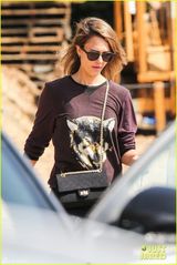 组图：阿尔芭带女游乐场玩耍 豪放蹲路边露股沟