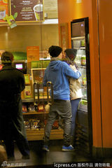 组图：贾斯汀-比伯与女友秀恩爱激吻缠绵