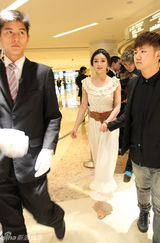 组图：袁姗姗人气爆棚上海走秀引围观