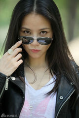 组图：何琳炫酷牛仔写真 尽显俏皮火辣