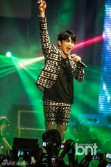 组图：SHINee与EXO-K等K-POP演唱会秀炫舞