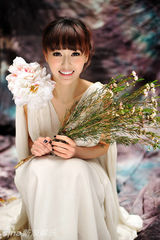 组图：唐嫣变身夏日女神 清凉打扮秀诱惑眼神