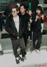 组图：周杰伦到港宣传新碟 机场亲切对粉丝