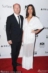 组图：阿德里安亮相晚宴 斯万克蕾丝礼服惊艳