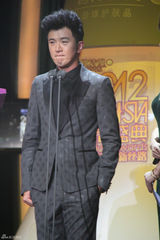 组图：郭家铭亚洲时尚盛典帅气领奖