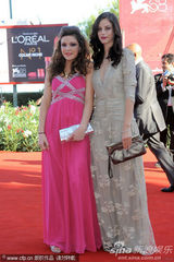 组图：《呼啸山庄》威尼斯首映 影片主创齐聚