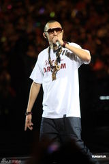 组图：张震岳携热狗上海开唱 点燃平安夜激情