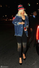 组图：蕾哈娜牛仔装扮现身酒店 红白黑帽子抢眼