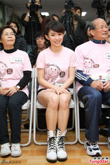 组图：郭书瑶投身公益 粉衣短裤娇俏可爱