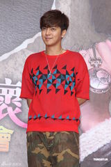 组图：罗志祥不满“乱伦”话题当众黑脸